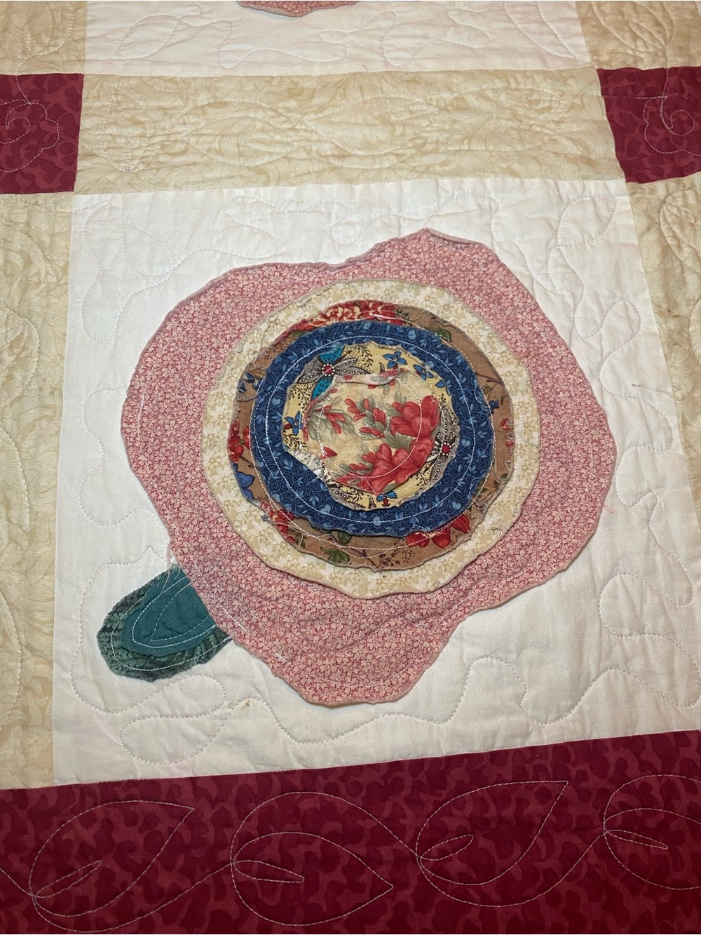 Stunning Appliqué Quilt/Throw in a dimensional floral motif. Burgundy pink gree - Picture 4 of 16